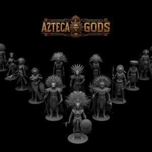 Op de afbeelding: Een verzameling grijze miniatuurfiguurtjes gerangschikt in een V-vorm, elk met uitgebreide gevederde hoofdtooien en traditionele kleding. De tekst AZTECA GODS wordt weergegeven in een goudkleurig, sierlijk lettertype boven de figuren op een zwarte achtergrond.