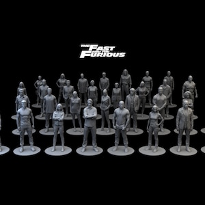 Peut inclure: Ensemble de figurines grises représentant les personnages de la franchise de films "Fast and Furious". Les figurines sont disposées sur des socles circulaires individuels, sur fond noir. Le titre du film est en blanc.