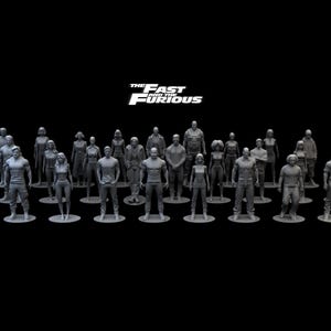 Può includere: Una collezione di figurine grigie dei personaggi del franchise "Fast and Furious", su sfondo nero. Il logo del film è visibile sopra le figure, che sono su basi circolari.