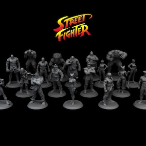 Könnte beinhalten: Eine Sammlung grauer Miniatur-Charakterfiguren auf schwarzem Hintergrund, mit dem Street Fighter-Logo in gelbem und rotem Text oben. Jede Figur steht auf einem runden Sockel und zeigt verschiedene Posen und Outfits.