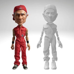 Puede incluir: Figura de acción detallada de un hombre con un mono rojo y una gorra de béisbol roja. La figura tiene tatuajes y lleva muñequeras negras y zapatillas deportivas. Un modelo 3D de la misma figura está al lado.