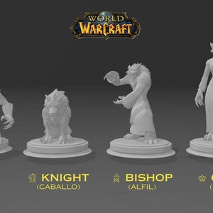 Puede incluir: Un conjunto de seis piezas de ajedrez blancas de World of Warcraft. Las piezas incluyen Peón, Torre, Caballo, Alfil, Reina y Rey. Cada pieza está sobre una base redonda, con los nombres en texto amarillo debajo.