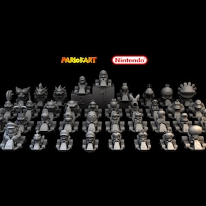 Peut inclure: Collection de figurines grises de personnages de Mario Kart dans leurs karts, sur fond noir. Les logos Mario Kart et Nintendo sont visibles. Les figurines incluent Mario, Luigi et d'autres personnages.