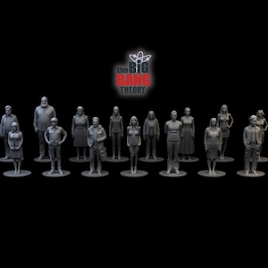 Puede incluir: Colección de figuras grises de personajes de la serie de televisión "The Big Bang Theory". Las figuras están de pie sobre bases circulares sobre un fondo negro. El logotipo del programa se muestra arriba.