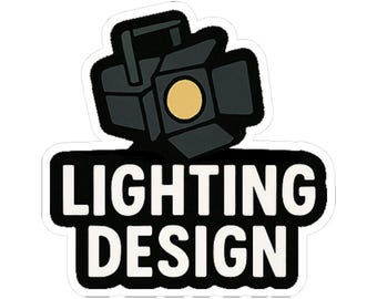 Könnte beinhalten: Ein Aufkleber mit einem schwarzen Scheinwerfer mit einer goldfarbenen Linse. Unter dem Scheinwerfer befindet sich ein schwarzes Rechteck mit den Worten "LIGHTING DESIGN" in weißen, fetten Buchstaben. Der Aufkleber hat einen weißen Rand.