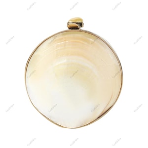 Puede incluir: Un bolso de mano redondo, color crema, con un marco y cierre de metal dorado. El bolso tiene un aspecto nacarado, similar a una concha. El cierre tiene una forma pequeña y rectangular. El diseño es elegante y adecuado para ocasiones especiales.