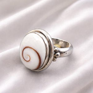 Shiva Auge Muschel Ring: Handgemachter Edelsteinschmuck aus 925er Silber.