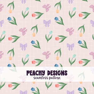 Puede incluir: Un patrón sin costuras con ilustraciones de acuarela de tulipanes en tonos azules, naranjas y amarillos, junto con lazos morados. El diseño está sobre un fondo de cuadrícula rosa claro. Se muestra el texto "PEACHY DESIGNS seamless pattern".