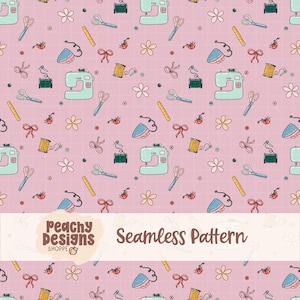 Könnte beinhalten: Nahtloses Muster mit Nähmaschinen, Scheren, Bügeleisen, Garnrollen und anderen Nähutensilien. Das Design befindet sich auf einem rosa karierten Hintergrund mit dem Text "Seamless Pattern".