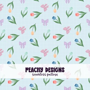 Puede incluir: Patrón sin costuras con ilustraciones de acuarela de tulipanes rojos, azules y amarillos, y lazos rosas, sobre un fondo de cuadrícula azul claro. Se muestra el texto "PEACHY DESIGNS seamless pattern". Ideal para diversos proyectos.