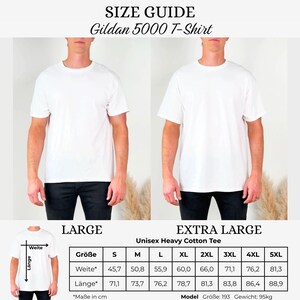 Op de afbeelding: Een maattabel voor een Gildan 5000 T-shirt, met twee modellen in witte t-shirts. De tabel bevat afmetingen in cm voor de maten S tot 5XL. De tekst luidt "Unisex Heavy Cotton Tee". Het model is 193 cm lang en weegt 95 kg.