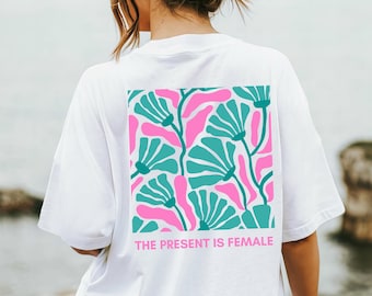 Koszulka Feminismus, Koszulka The Present is Female, Geschenk Freundin, Koszulka z nadrukiem na plecach, Koszulka Girl Boss, Koszulka z oświadczeniem, Koszulka z kwiatami