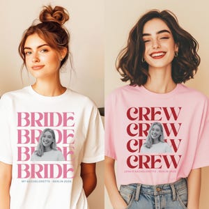 Könnte beinhalten: Zwei Frauen tragen T-Shirts. Eines ist weiß mit dem Wort "BRIDE" in Rosa, einem Foto und "MY BACHELORETTE - BERLIN 2026". Das andere ist rosa mit "CREW" in Rot, einem Foto und "LENA'S BACHELORETTE - BERLIN 2026".