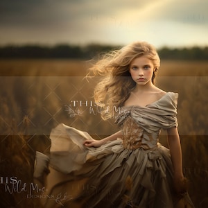 Könnte beinhalten: Eine junge Frau mit langen blonden Haaren trägt ein fließendes, hellbraunes Kleid mit einem Rüschenkragen. Sie steht in einem Feld mit hohem Gras vor einem goldenen Sonnenuntergang.