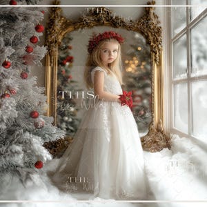 Może przedstawiać: Młoda dziewczyna w białej sukience z koronką stoi przed lustrem z choinką w tle. Trzyma czerwony kwiat i ma na głowie wianek z czerwonych kwiatów.