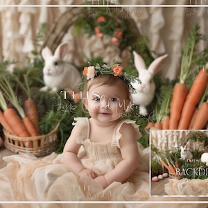 Pode incluir: Uma menina pequena com um vestido branco e uma coroa de flores está sentada em uma cesta cercada por cenouras, plantas verdes e dois coelhos brancos. O fundo é um tecido marrom claro e branco.