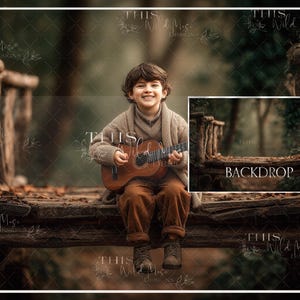 Puede incluir: Un niño sentado en un puente de madera sostiene una guitarra acústica marrón. Viste un suéter beige y pantalones marrones. El fondo es una escena borrosa de un bosque, con una imagen más pequeña etiquetada como "BACKDROP".