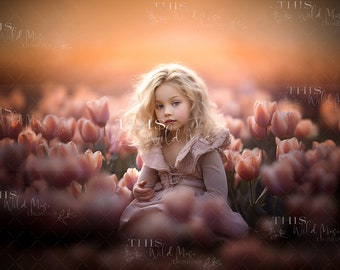 Op de afbeelding: Een jong meisje met blond haar zit in een veld met roze tulpen. De zon gaat achter haar onder en creëert een warme gloed.