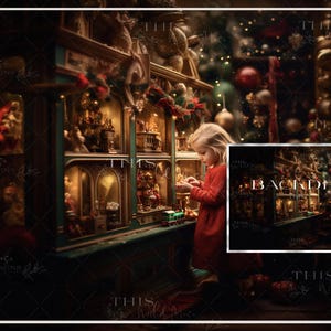 Könnte beinhalten: Ein junges Mädchen in einem roten Kleid steht vor einem großen, verzierten, hölzernen Schaukasten, der mit Miniatur-Weihnachtsszenen gefüllt ist. Der Schaukasten ist mit Lichtern und Ornamenten geschmückt. Der Hintergrund ist ein verschwommenes Bild eines Weihnachtsbaums mit Lichtern und Ornamenten.