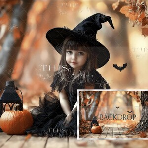Puede incluir: Una niña vestida de bruja con un sombrero y un vestido negros, sentada en un entorno de bosque de otoño con una calabaza y una linterna. El fondo es una imagen borrosa de un bosque con hojas de otoño.