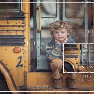 Op de afbeelding: Een jong persoon in een blauwe en bruine trui en een bruine broek zit voor een gele schoolbus. De bus heeft het nummer "2" aan de zijkant. De bus is verweerd en heeft een vintage uitstraling.