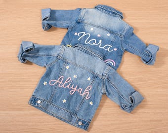 Personlig jeansjacka för småbarn: Broderat namn