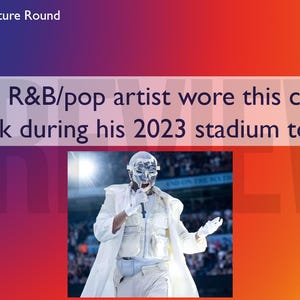 Op de afbeelding: Afbeelding van een muziekquiz met een artiest in een chromen masker en witte outfit. De tekst vraagt welke R&B/popartiest het masker droeg tijdens een stadiontournee in 2023. De achtergrond is een verloop van rood, paars en oranje.