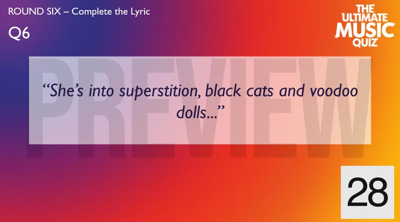 Op de afbeelding: Een quizkaart met een gradi&euml;nt achtergrond van rood, oranje en paars. De tekst luidt "ROUND SIX - Complete the Lyric" en "Q6". Een songtekst wordt weergegeven: "She's into superstition, black cats and voodoo dolls..." Het nummer 28 staat in de rechterbenedenhoek.