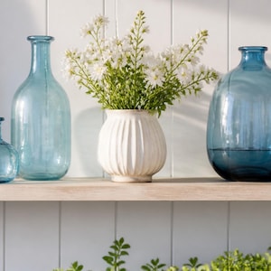 Arrière-plan virtuel du plateau côtier, bouteilles en verre bleu, été (téléchargement numérique)