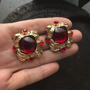 Pendientes llamativos vintage con gemas rojas / Pendientes de botón barrocos dorados / Pendientes retro de cristal rubí / Pendientes de lujo llamativos / Joyería de diseño atrevida