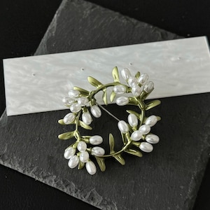 Olive Branch Wreath Brooch with Pearl Accents | Vintage Nature-Inspired Pin | Elegant Olive Leaf Circle Brooch