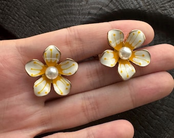 Pendientes de clip vintage con forma de margarita / Pendientes de botón florales esmaltados / Pendientes de flores amarillas y blancas / Joyería primaveral adorable