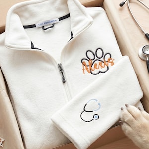Anpassade broderade veterinärjackor med dragkedja - Personlig veterinärjacka - Veterinärsjuksköterska - Gåva för veterinärtekniker