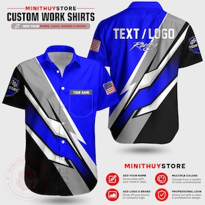 Pode incluir: Uma camisa de trabalho personalizada azul, preta e cinza com o texto "TEXT/LOGO Racing" nas costas. A camisa apresenta um bolso com o texto "YOUR NAME" e a bandeira americana. A camisa é da MINITHUYSTORE.