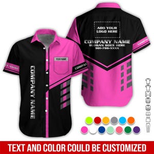 Puede incluir: Una camisa de manga corta con un diseño de bloques de color negro y rosa. La camisa presenta el texto "COMPANY NAME" y "YOUR NAME". La parte posterior de la camisa tiene espacio para un logotipo y el texto "SLOGAN GOES HERE". El texto "TEXT AND COLOR COULD BE CUSTOMIZED" está en la parte inferior.
