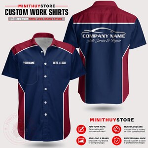 Può includere: Una camicia da lavoro a maniche corte con bottoni in blu navy e bordeaux con accenti bianchi. Il davanti presenta segnaposto per YOUR NAME e DEPT./LOGO. Il retro mostra una grafica di un'auto argentata con COMPANY NAME Auto Service & Repair.