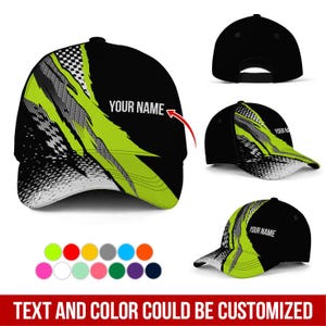 Peut inclure: Casquette de baseball noire avec un motif vert néon et gris. La casquette présente le texte "YOUR NAME" et un motif à carreaux. Le texte "TEXT AND COLOR COULD BE CUSTOMIZED" est affiché en bas, avec une palette de couleurs.
