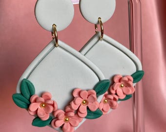 Pendientes de arcilla polimérica con flores rosas