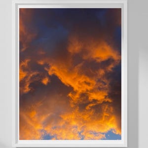 Poster fotografico con tramonto blu e arancione del cielo per la camera da letto, stampa artistica con nuvole, regalo per gli amanti della natura, foto calma e rilassante.