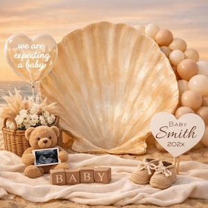 Könnte beinhalten: Eine Baby-Ankündigungsszene mit Strandthema. Ein großer Muschelhintergrund umrahmt einen Teddybären, der ein Ultraschallbild hält. Ein herzförmiger Ballon trägt die Aufschrift "we are expecting a baby". Holzblöcke buchstabieren "BABY" und ein Schild zeigt "Baby Smith 202X".