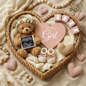Könnte beinhalten: Ein herzförmiger Weidenkorb enthält einen Teddybären, einen Ultraschallscan und Babyschuhe. Ein rosa Herz mit "It's a Girl" und Blöcke mit der Aufschrift "202X" sind ebenfalls vorhanden, umgeben von gehäkelten Herzen.