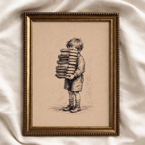 Peut inclure: Une illustration à l'encre noire et blanche sur papier beige encadrée, représentant un enfant debout tenant une haute pile de livres qui lui cache le visage. L'œuvre est insérée dans un cadre doré rectangulaire avec un bord perlé.