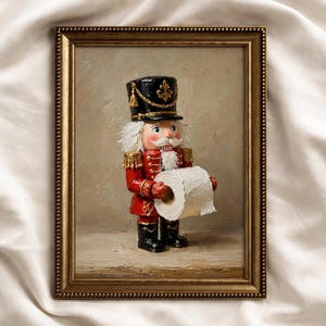 Peut inclure: Une peinture à l'huile dans un cadre doré représentant un soldat casse-noisette portant un chapeau noir à bordure dorée et un uniforme rouge avec des épaulettes dorées. Il a des cheveux et une barbe blancs et tient un rouleau de papier toilette.