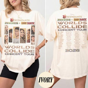 Puede incluir: Camiseta de color marfil con el texto "Descendants Zombies + Camp Rock Worlds Collide Concert Tour" con una lista de ciudades y el año 2026. La parte delantera de la camiseta muestra imágenes de varias personas. La parte trasera de la camiseta también tiene la información de la gira.