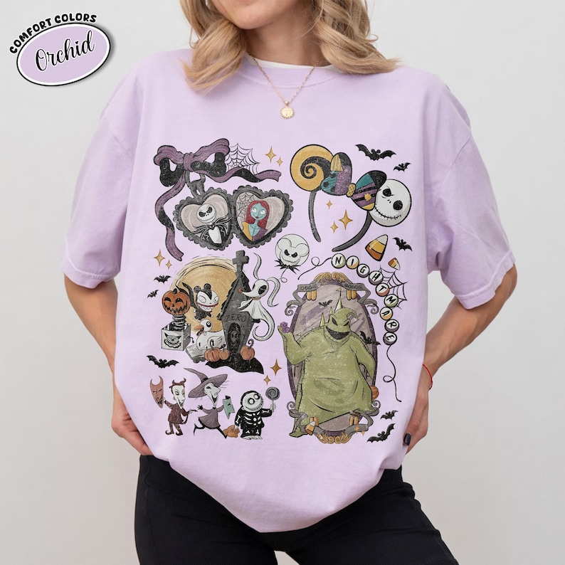 Puede incluir: Una camiseta color orqu&iacute;dea con un estampado gr&aacute;fico de personajes y s&iacute;mbolos de Pesadilla antes de Navidad, incluyendo a Jack Skellington, Sally, Oogie Boogie, Zero y orejas de rat&oacute;n, con el texto Comfort Colors Orchid.