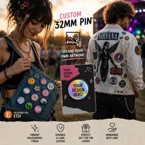 Puede incluir: Un pin personalizado de 32 mm con el texto "¡TU DISEÑO AQUÍ!" en una tarjeta negra. La imagen también muestra una bolsa de mezclilla con varios pines y una chaqueta blanca con parches. La imagen incluye el texto "SUBE TU PROPIA OBRA DE ARTE".