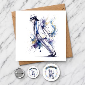 Puede incluir: Una tarjeta de felicitación cuadrada con una ilustración en acuarela de una persona con traje blanco y sombrero fedora inclinada hacia adelante, acompañada de dos chapas redondas con la misma ilustración y el texto IT'S MY BIRTHDAY!
