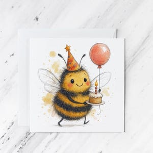 Puede incluir: Ilustración en acuarela de una abeja de dibujos animados sosteniendo un pastel de cumpleaños y un globo rojo. La abeja lleva un gorro de fiesta y tiene rayas negras y amarillas. La imagen está en una tarjeta blanca con un sobre blanco.