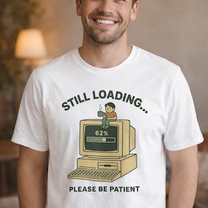 Grappig programmeurs-T-shirt, wordt nog steeds geladen, wees geduldig shirt, sarcastisch cadeau voor hem en haar