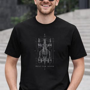 スピードを追求したF1ブループリントTシャツ（メンズ）、ミニマルなレーシングカーテクニカルグラフィックTシャツ、モータースポーツストリートウェア、スピード愛好家へのギフト